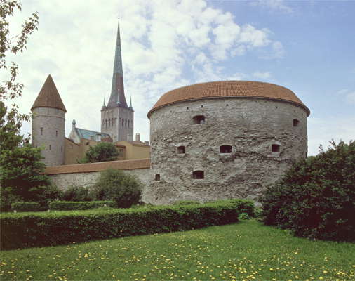 Таллин. Старый город. Башня Толстая Маргарита (закончена в 1529) и церковь Олевисте (основное строительство - 14 — 15 вв.).